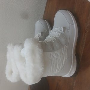 Size 7.5 Women's Snow Boots